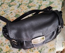 Borsa Prada vintage in vera pelle nera con tracolla regolabile Pari Al Nuovo