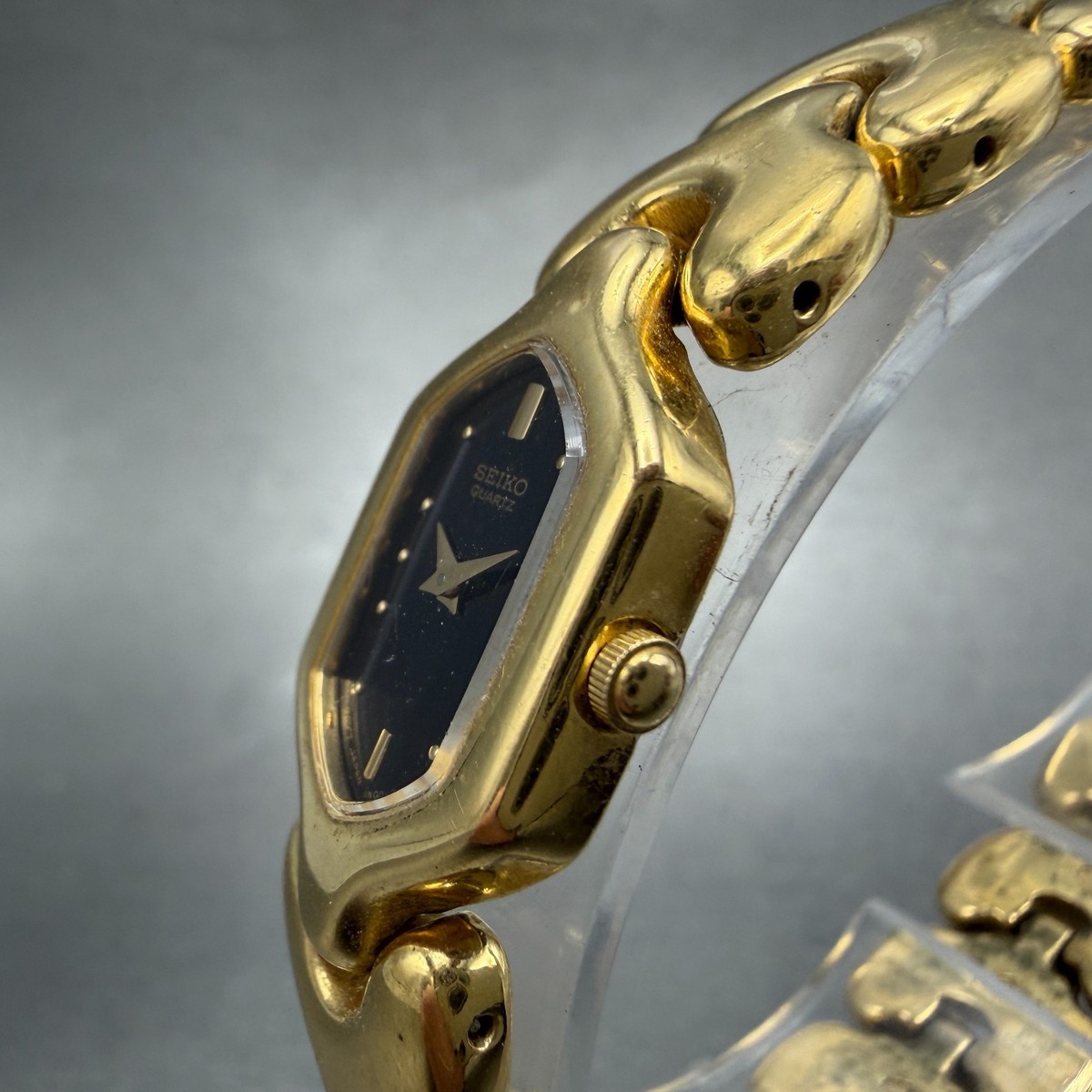 Seiko ladies black dial hexagonal gold tone dress watch NEW BATTERY Seiko Watch Women 16mm Black Dial Gold Tone Hexagon 1N00  main image 2