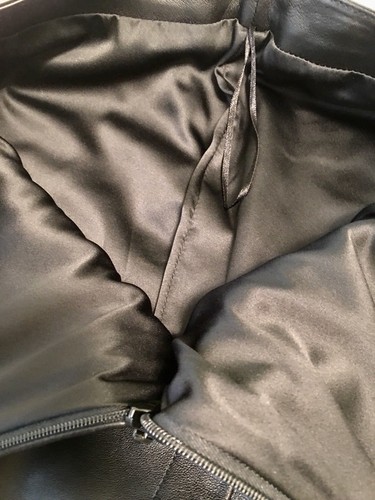 'JOIE' - GONNA IN PELLE NERA con zip laterale/tasche inclinate anteriori CLASSICA E CHIC! Nuovo senza etichette! - Foto 8 di 11