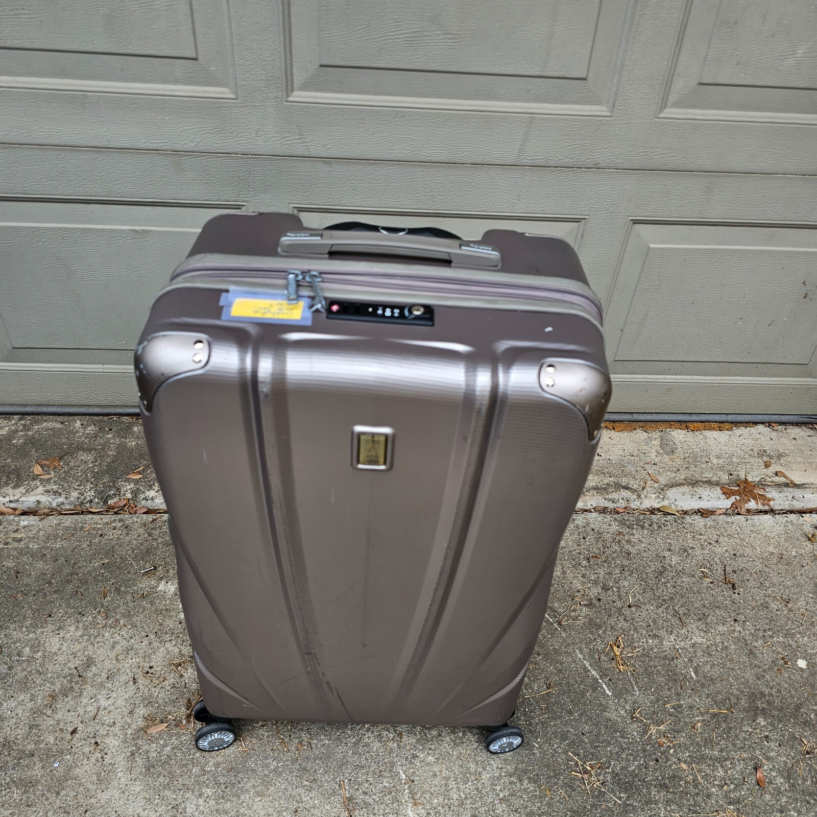 Travelpro Pathways  Medium Hardside Check-in Spinner Suitcase Luggage--READ!