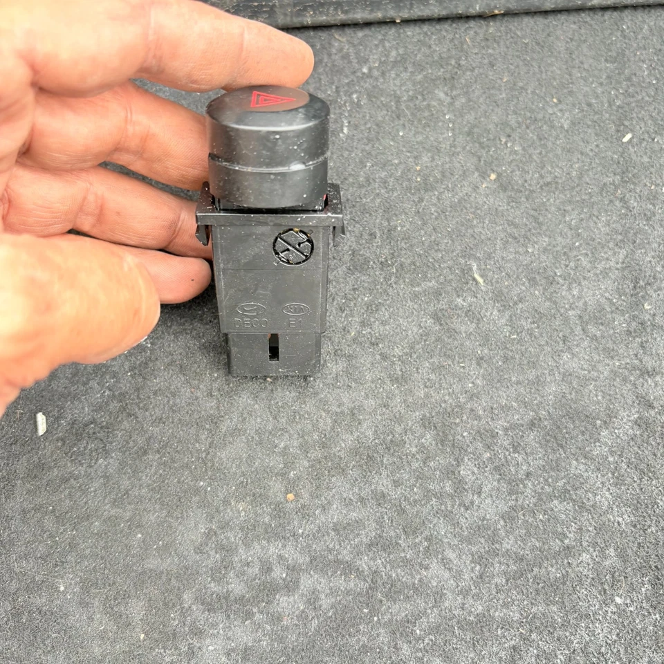 Interruptor de peligro - Kia Sorento 2004 - 93730 3E000 Foto 4 de 4