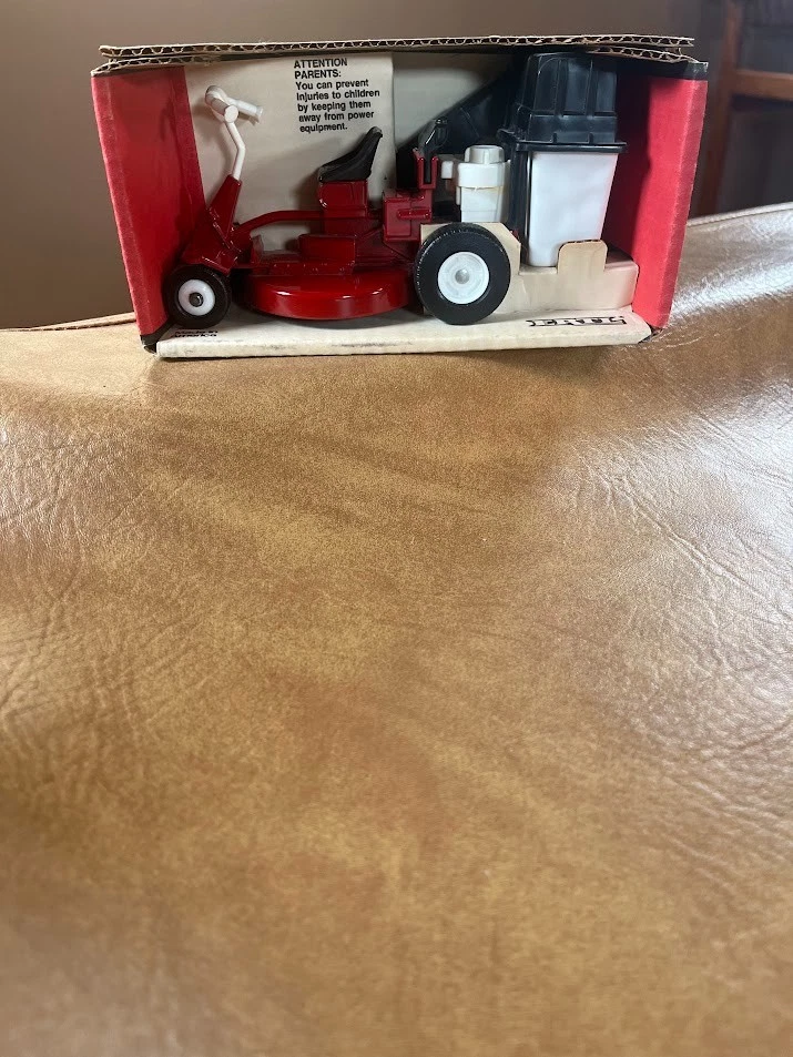 ERTL #4176 SNAPPER REAR ENGINE RIDER TRACTOR NIB 1/12 - Image 3 of 4