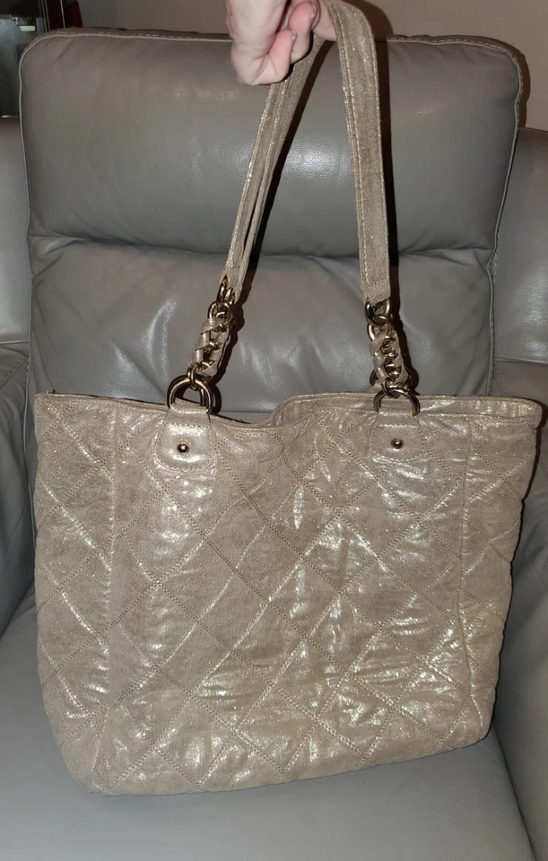 Bolso de hombro grande acolchado Deux Lux forrado en tela metálica dorada Foto 2 de 4