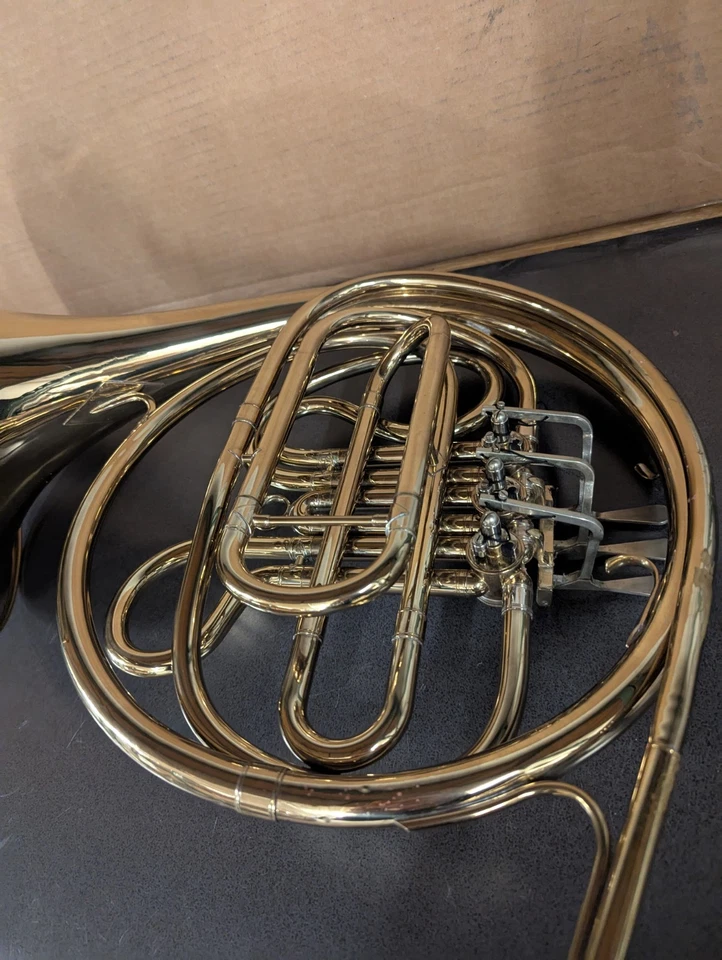 C.G. Cuerno francés CONN con estuche Foto 2 de 4