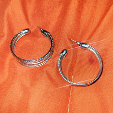Silver Tone Ribbed Textured Round Hoop Earrings Hinged Closure No Stone