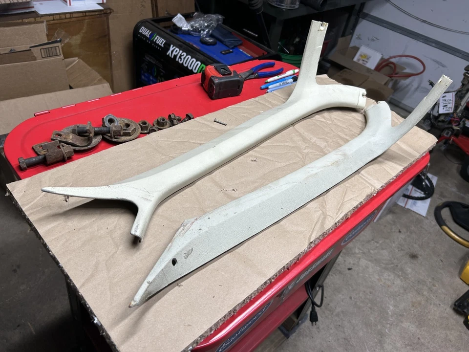 Tapicería cuadrada 73-87 Chevrolet C-10 K5 K10 GMC pilar A embellecedores - par diestro diestro Foto 3 de 4