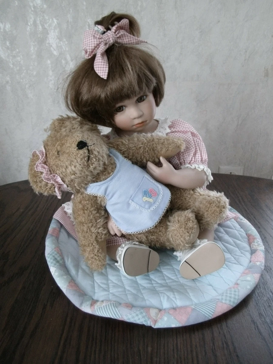 Puppensammlung, Auflösung,Porzellanpuppe  "Laura sitzend mit Teddy"