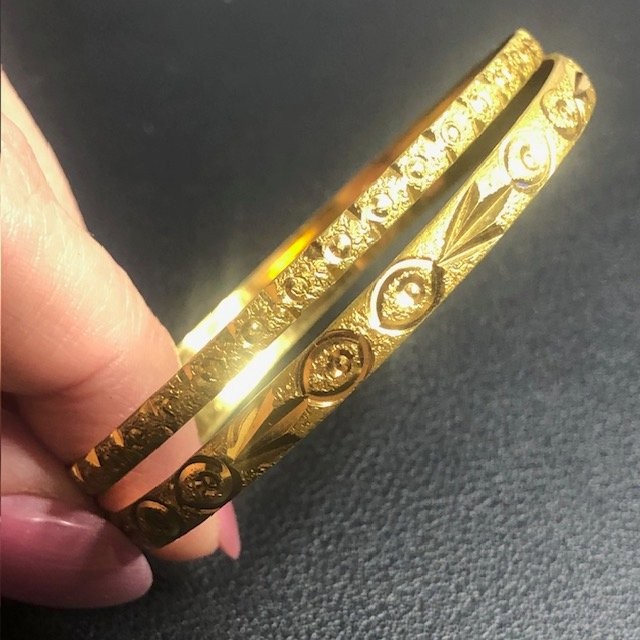 B1514 VTG Gold plated Stackable Bangles Etched Fl… - image 1