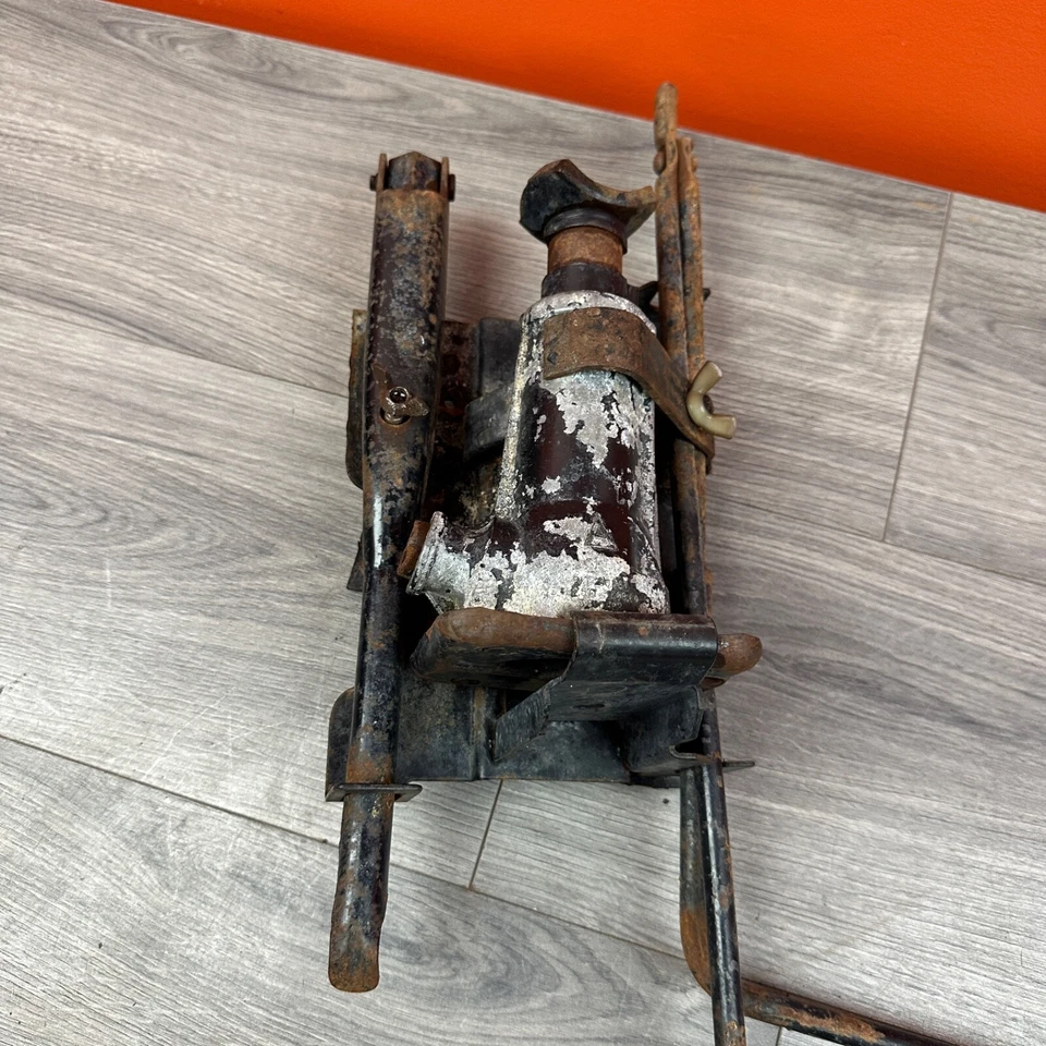 87-95 Jeep YJ Wrangler ORIGINAL Bottle Jack + Herramientas + Soporte de montaje Llave de tuerca Foto 2 de 4