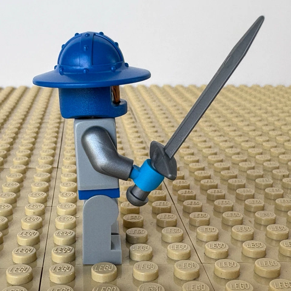 LEGO Nexo Knights: Royal Soldier, SWORD nex024, 70373 KNIGHTON HYPER CANNON 2016 - Image 2 of 4