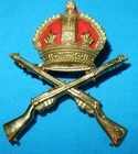 WW1 ERA SCHOOL OF MUSKETRY BRITISH MILITARY CAP BADGE - GOLD TONE -  2 LUGS