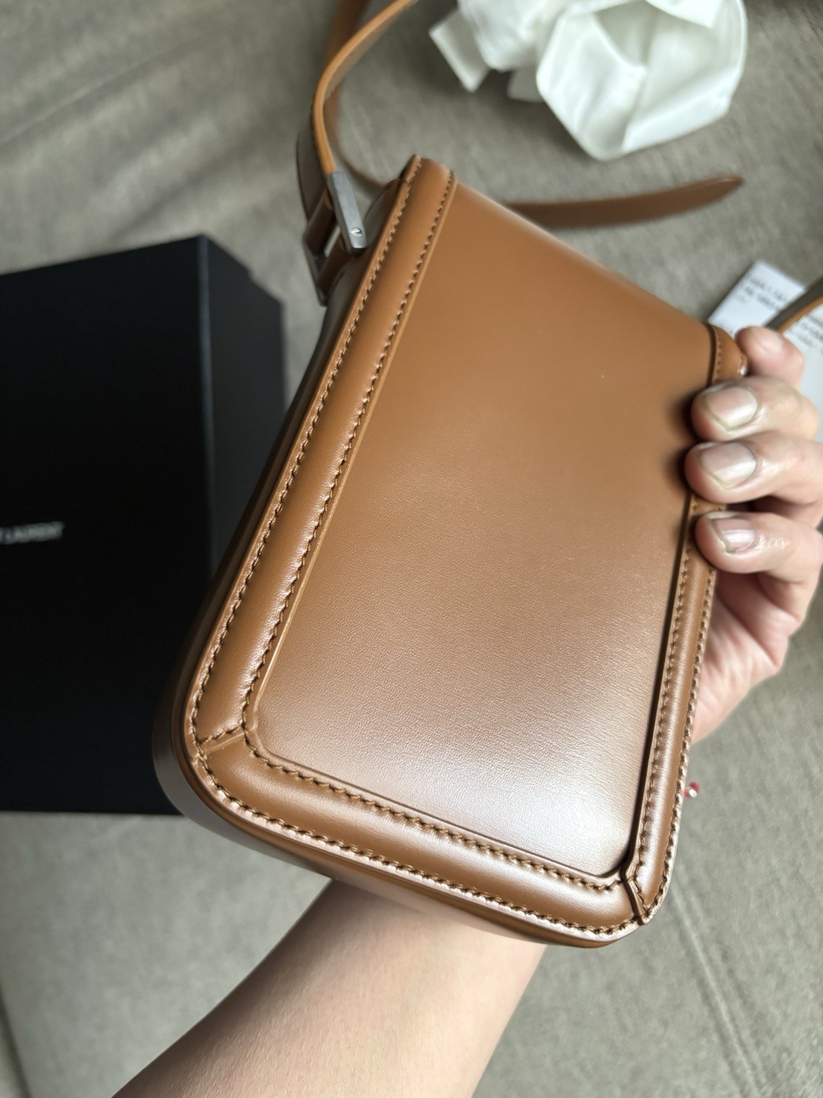 Saint Laurent YSL Solferino Supporto Telefono Volpe Marrone Tan Nuovo con etichette Uomo Donna Unisex