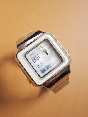 Vintage Casio Futurist LAQ-2000D Y2K Black Dial Silver Watch 35mm