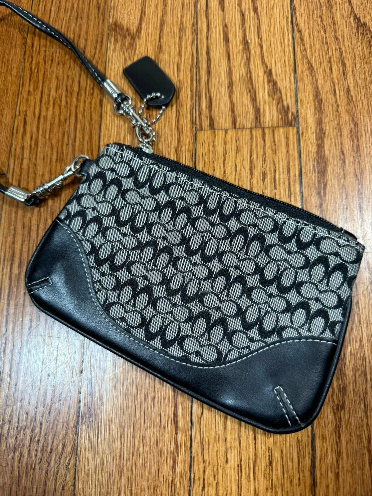 Borsa Coach Wristlet Signature C tela nera bianca bordo pelle ciondolo etichetta marsupio