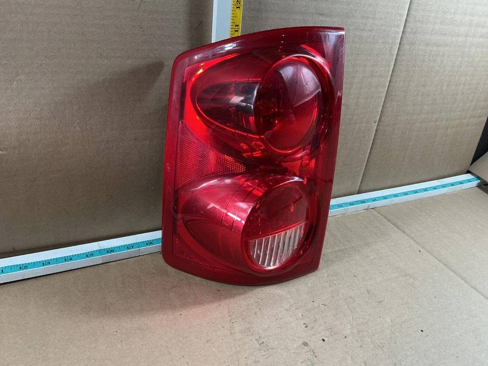 Conjunto de luz trasera izquierda del lado del conductor Dodge Dakota 2005-2011 Foto 2 de 4