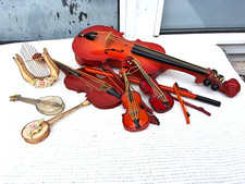 4 MINIATURE VIOLIN MODELS & OTHER MUSICAL INSTRUMENTS