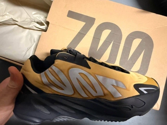 Talla 8.5 - Adidas Yeezy Boost 700 MNVN Honey Flux Foto 3 de 4