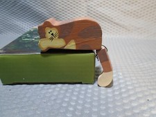 HAND PAINTED WOODEN BROWN KITTY CAT WITH DANGLING TAIL 1" X 3.25" FIGURE