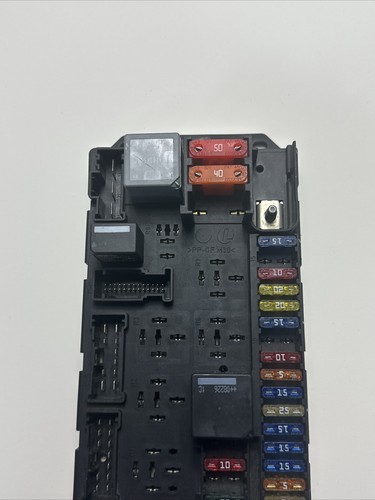 Land Rover Range Rover HSE 2006 - 2009 caja de fusibles trasera YQE500390 - Imagen 3 de 7
