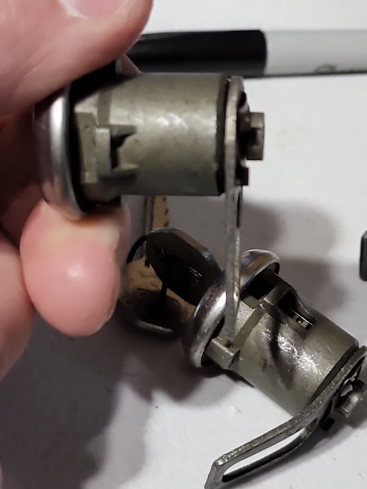 Chevrolet Oldsmobile Pontiac 1960-1969 juego de cilindros de cerradura de puerta con 2 llaves nuevo de lote original GM Foto 4 de 4