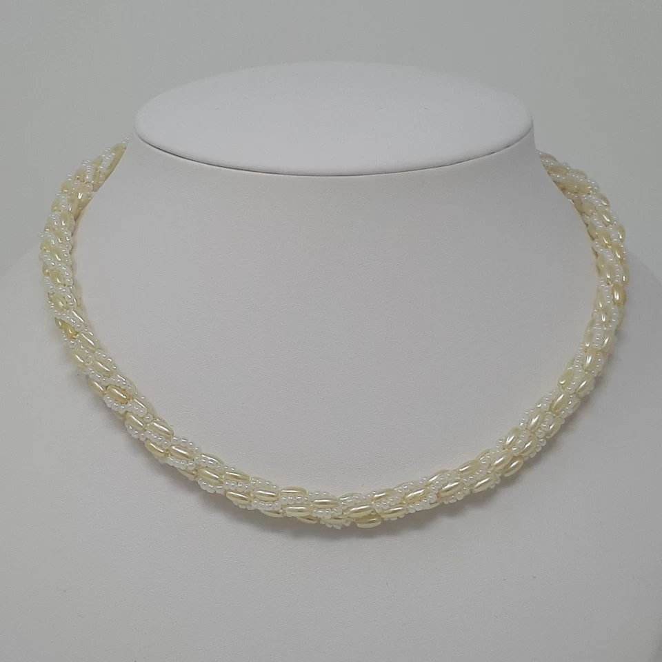 Gehäkelte Perlenkette, weiße Glasperlen & cremfarbene olivenförmige Kunstperlen - Bild 2 von 4