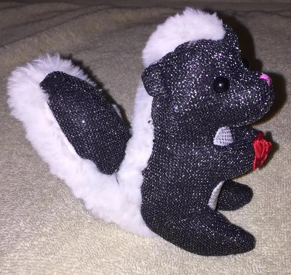 2002 Mattel Barbie Lago de los Cisnes "Carlita" la Mofeta Sosteniendo Rosa 5" Peluche Relleno Foto 4 de 4