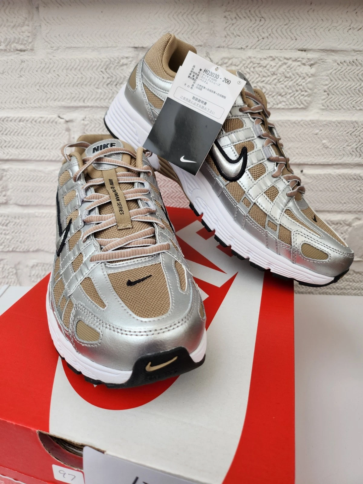 Scarpe da ginnastica Nike P6000 UK 9 unisex (EU 44 US 10) nuove con scatola #97