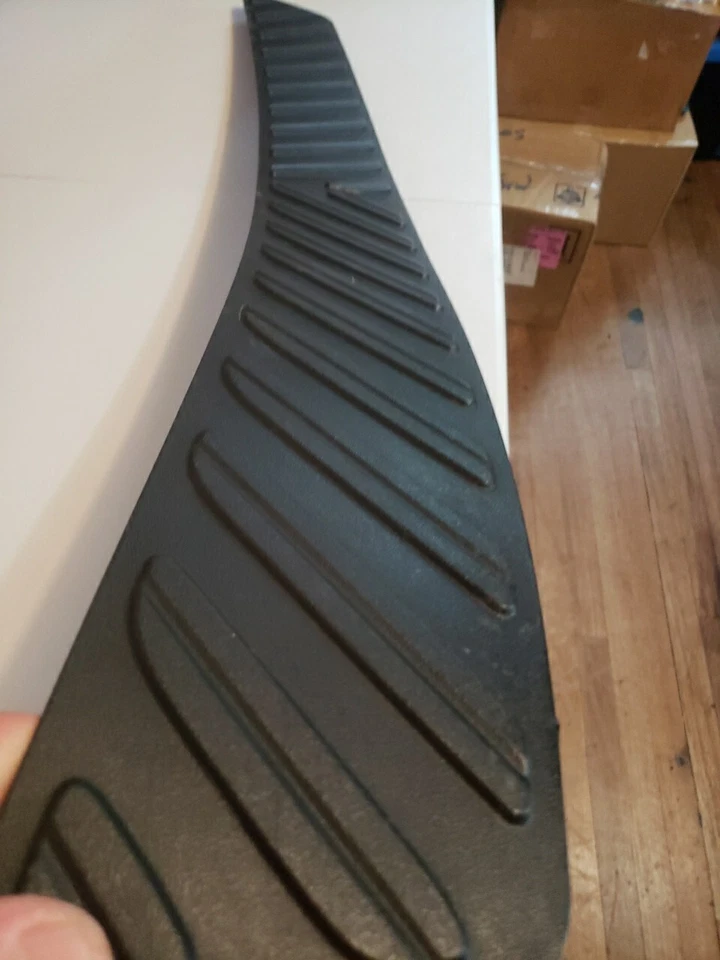 2002-2009 Envoy XL GMC para-choque traseiro centro almofada de degrau 12335704 GM FABRICANTE DE EQUIPAMENTO ORIGINAL - Imagem 2 de 4