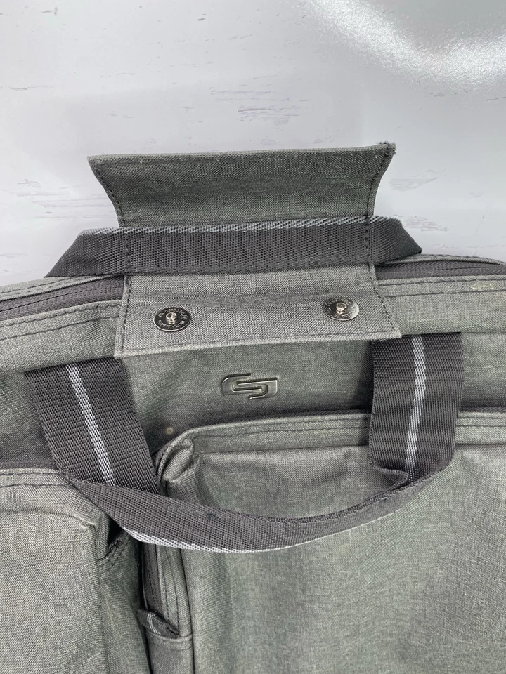 Mochila Maletín Híbrido Solo New York Se Adapta a Laptop 15.6” Gris Duradero Usada Foto 4 de 4