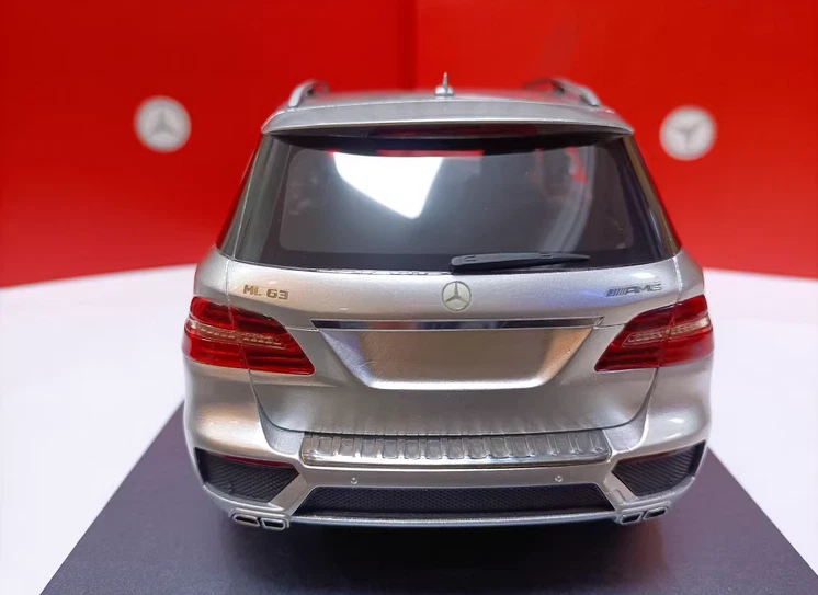 ベンツ 1/18 メルセデスベンツ ML63 AMG SUV 2012 銀 1/18 Resin car model Mercedes Benz ML63 AMG SUV 2012 White/Silver