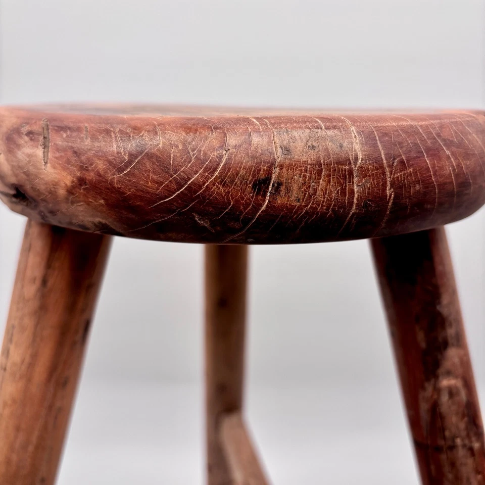 Antiguo taburete redondo rústico precioso y atemporal, vintage hecho a mano Foto 3 de 4