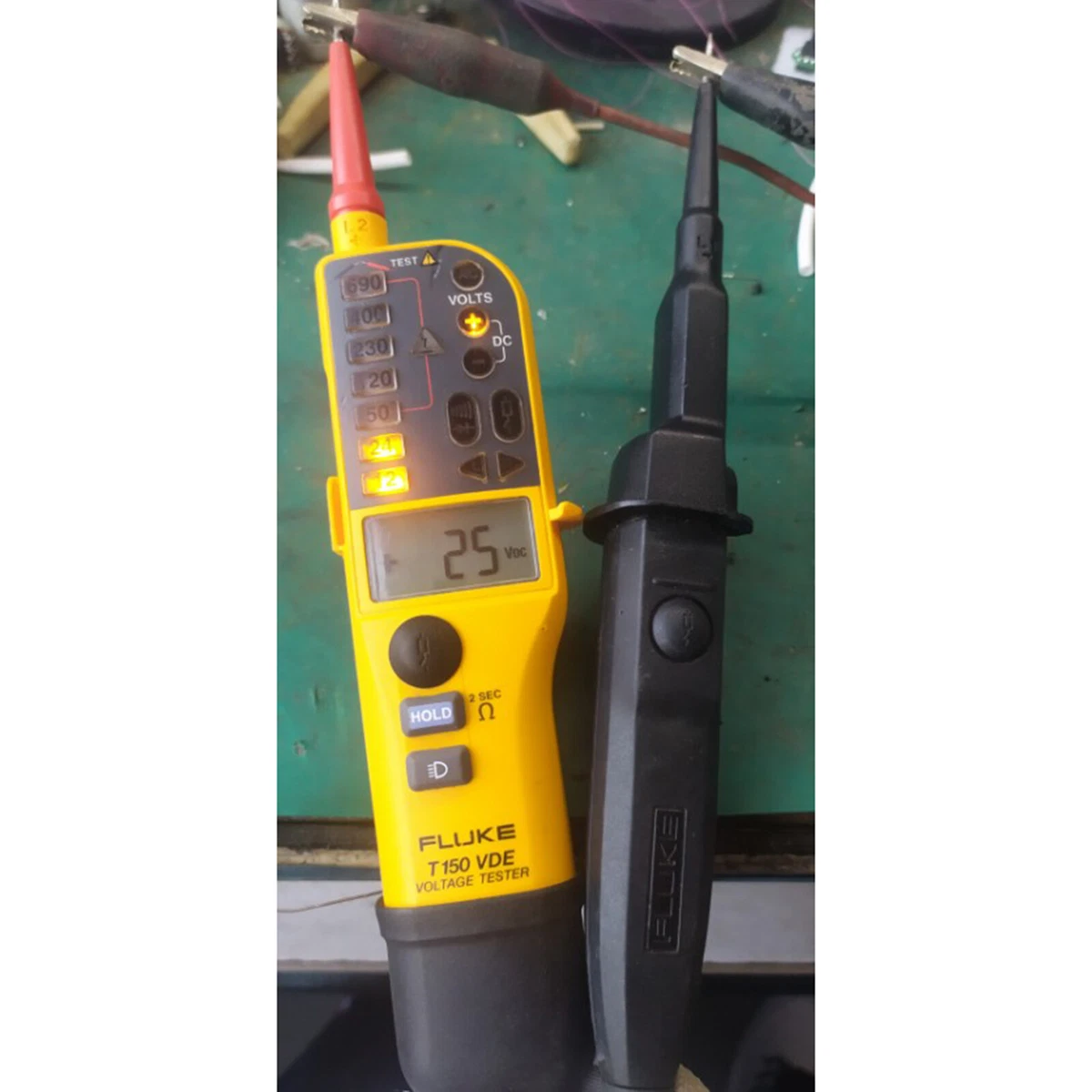 one used Fluke T150 Two-pole Voltage and Continuity Electrical Tester #YP1