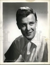 1946 Press Photo Actor Robert Sterling - pip14869