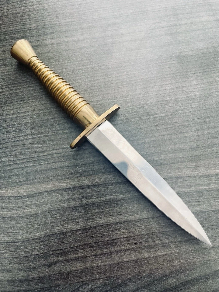 Daga de colección con empuñadura de latón hecha en Pakistán 7,75 pulgadas con hoja de 4,4 pulgadas grabada Foto 3 de 4