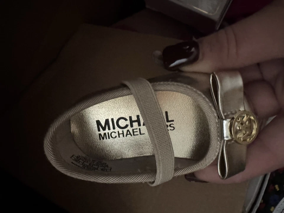 Botines de bebé Michael Kors dorados talla uno Foto 3 de 4