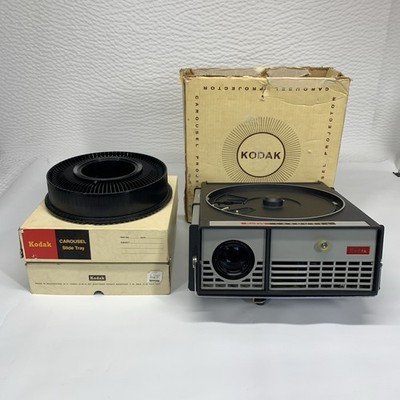 Kodak Carousel Projector Model 550 w/Power Cord/Box/Remote 3-80 Slide Trays