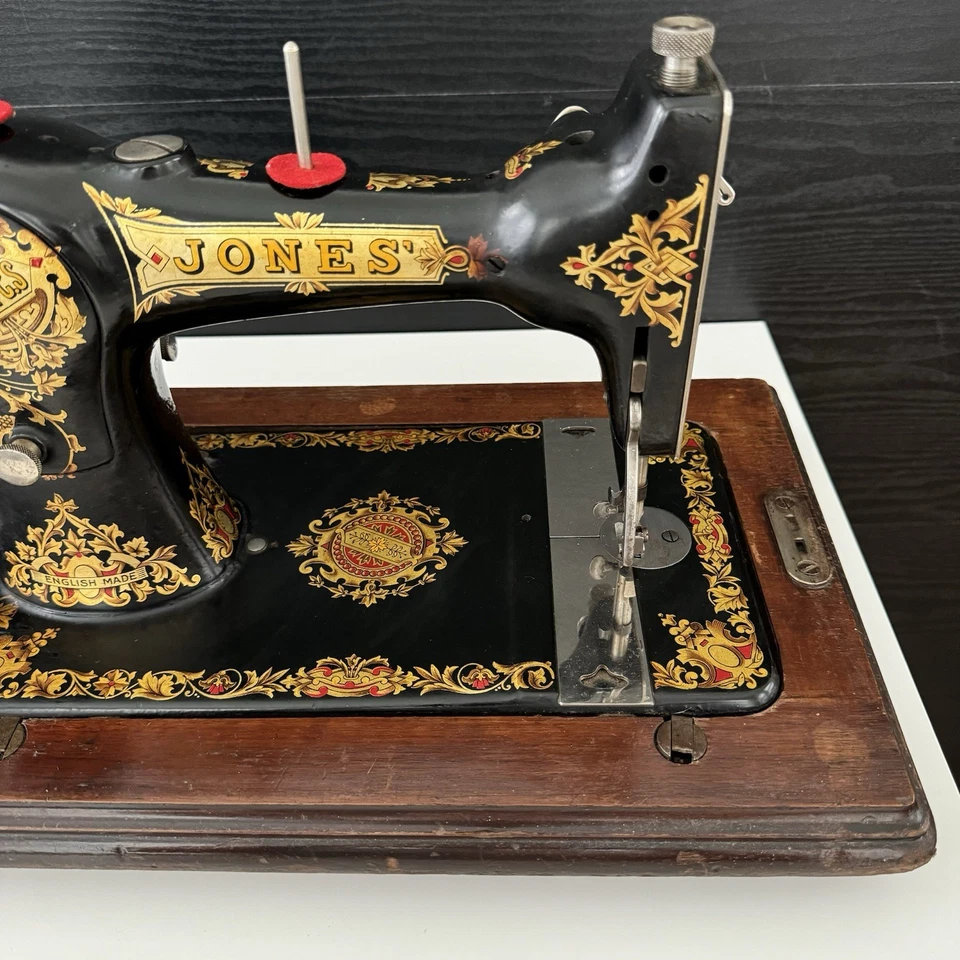 Jones Family C.S - Antiga máquina de costura manual com estojo - Não testada - Imagem 2 de 4