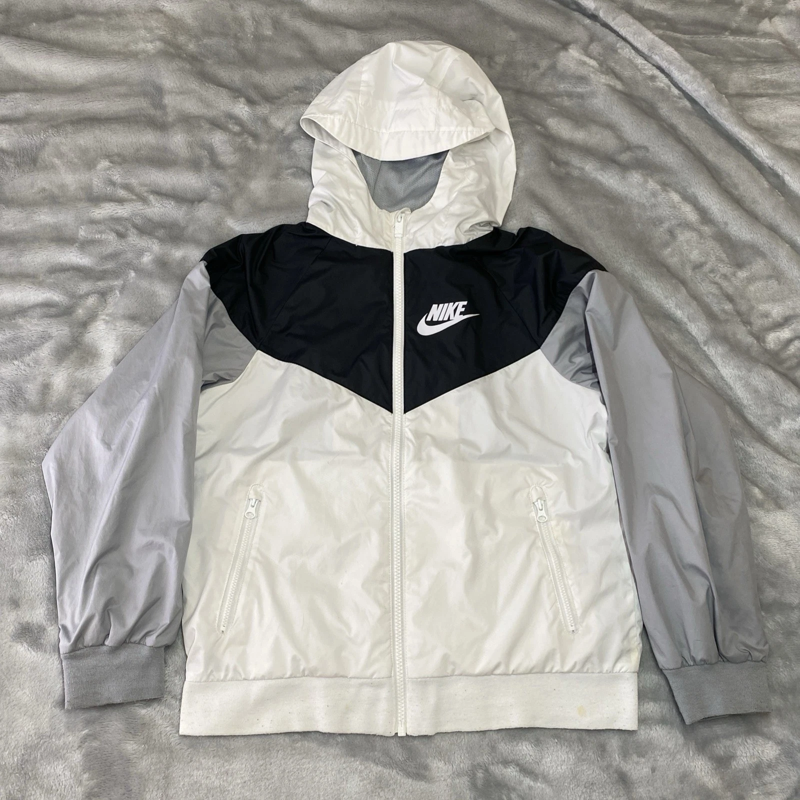 Nike Windbreaker Jacket Boys Size M White Black Grey Hooded Chevron Sporty