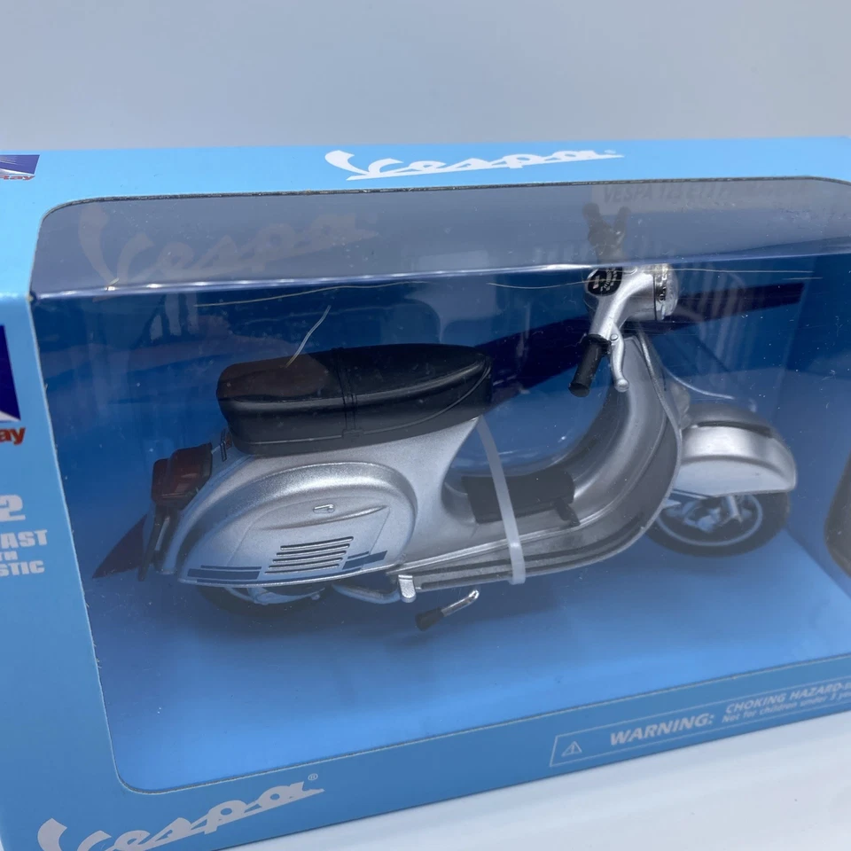 Vespa 125 ET3 Primavera 1/12 Scale Silver Diecast Scooter Model NewRay - Image 4 of 4