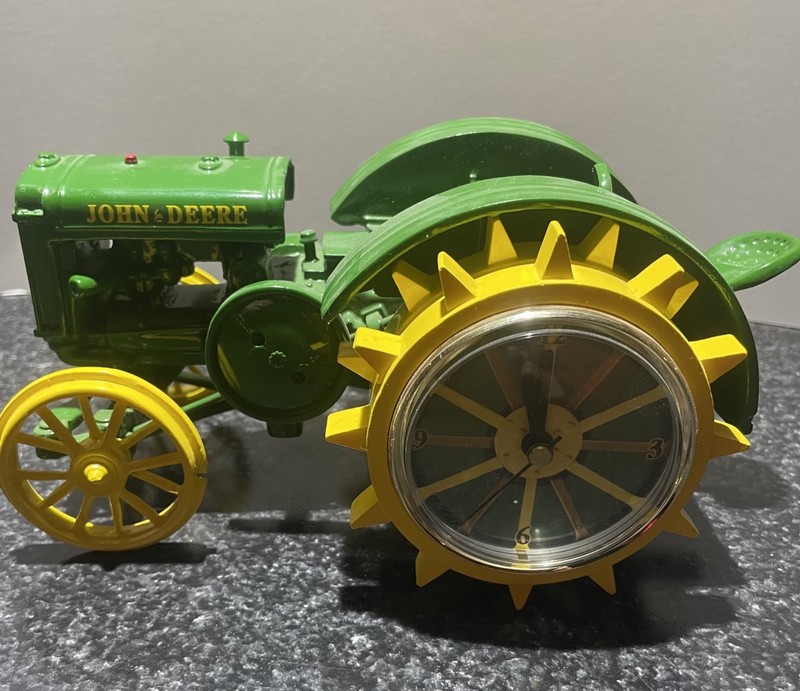 DANBURY MINT JOHN DEERE MODEL D TRACTOR CLOCK SCALE 1:16
