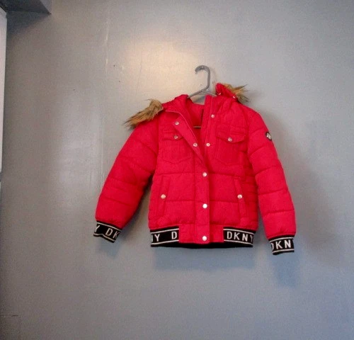 ABRIGO CON CAPUCHA DKNY ROSA, PIEL SOBRE CAPUCHA TALLA NIÑA 7/8SP Foto 2 de 4
