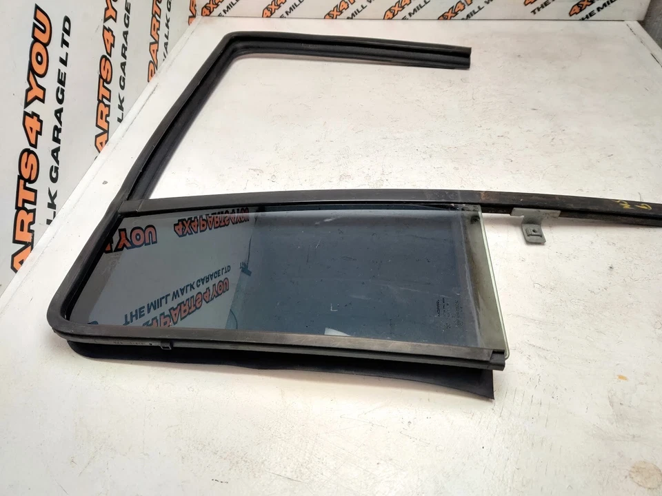 2006 JEEP COMMANDER 3.0 DIESEL RIGHT REAR DOOR QUARTER WINDOW GLASS - Image 2 of 4