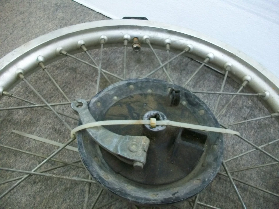 ¡Bonito! Honda CR80 1980 rueda delantera y placa de freno CR 80 Elsinore AHRMA recta Foto 2 de 4