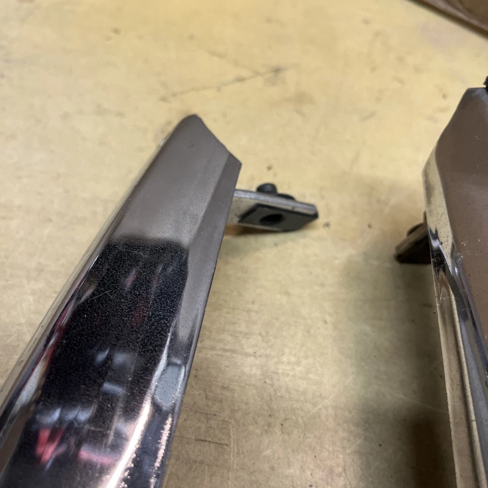 Protector de parachoques delantero cromado Ford Mustang 1967 1968 uno tiene la almohadilla Foto 4 de 4