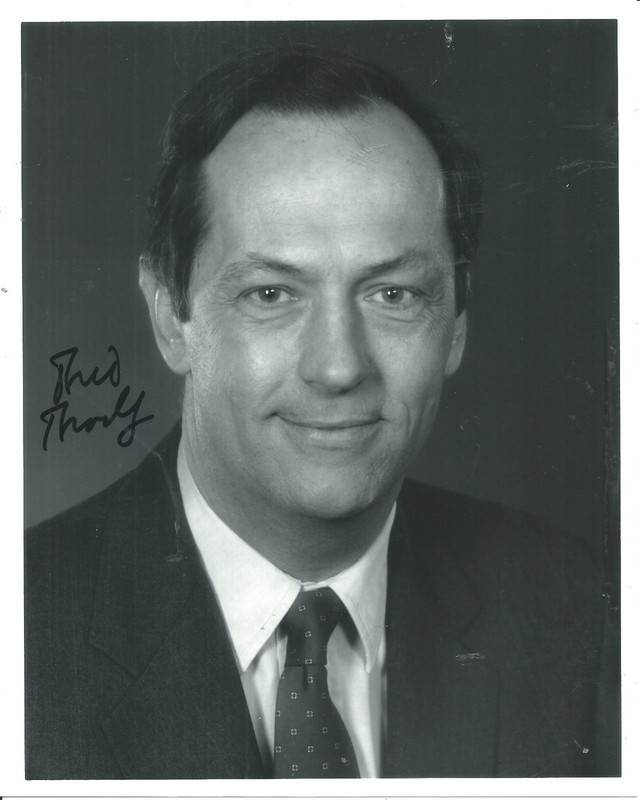 BILL BRADLEY KNICKS BASKETBALL HOF & U.S. SENATOR SIGNED AUTOGRAPH PHOTO