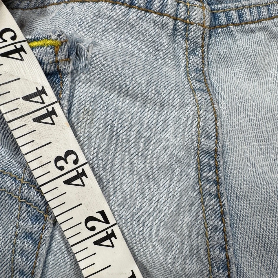 Vintage Levi’s Boyfriend 100% Cotton Worn In Light Blue Denim Shorts Size 5 - Image 4 of 4