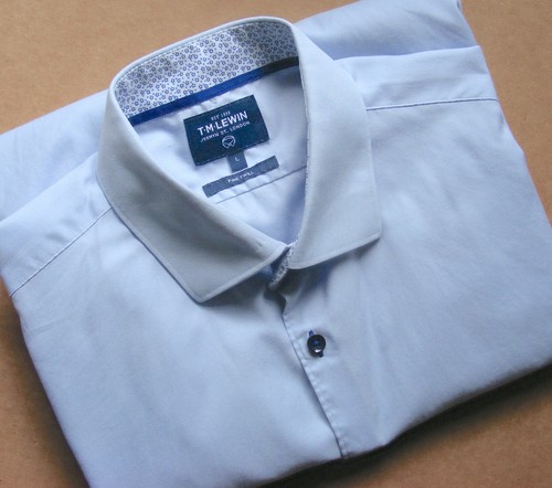 T M Lewin Finest Cotton Twill Shirt in Pale Blue with Contrast Buttons - L - 第 1/5 張圖片