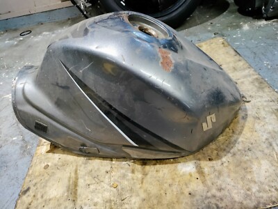 2005-2006 SUZUKI GSXR 1000 OEM GAS TANK FUEL CELL DAMAGED WITH RUST!! - Main Image