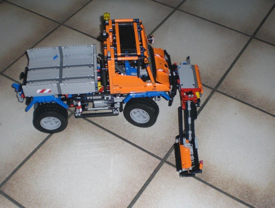 Lego Technic 8110 Unimog U400 Straßenrandmäher - Bild 4 von 4