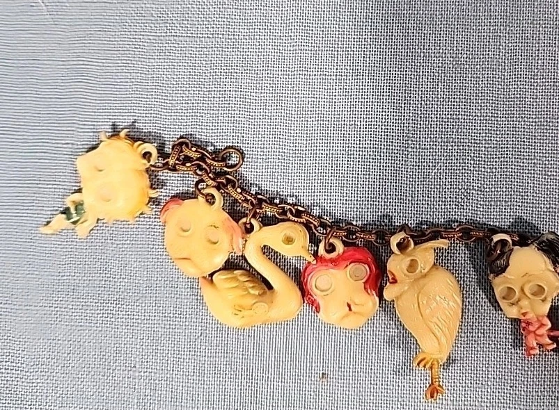 Pulsera Vintage Cracker Jack 12 Dijes Ojos Googly Celuloide Pájaro Hombre Betty Boop Foto 4 de 4